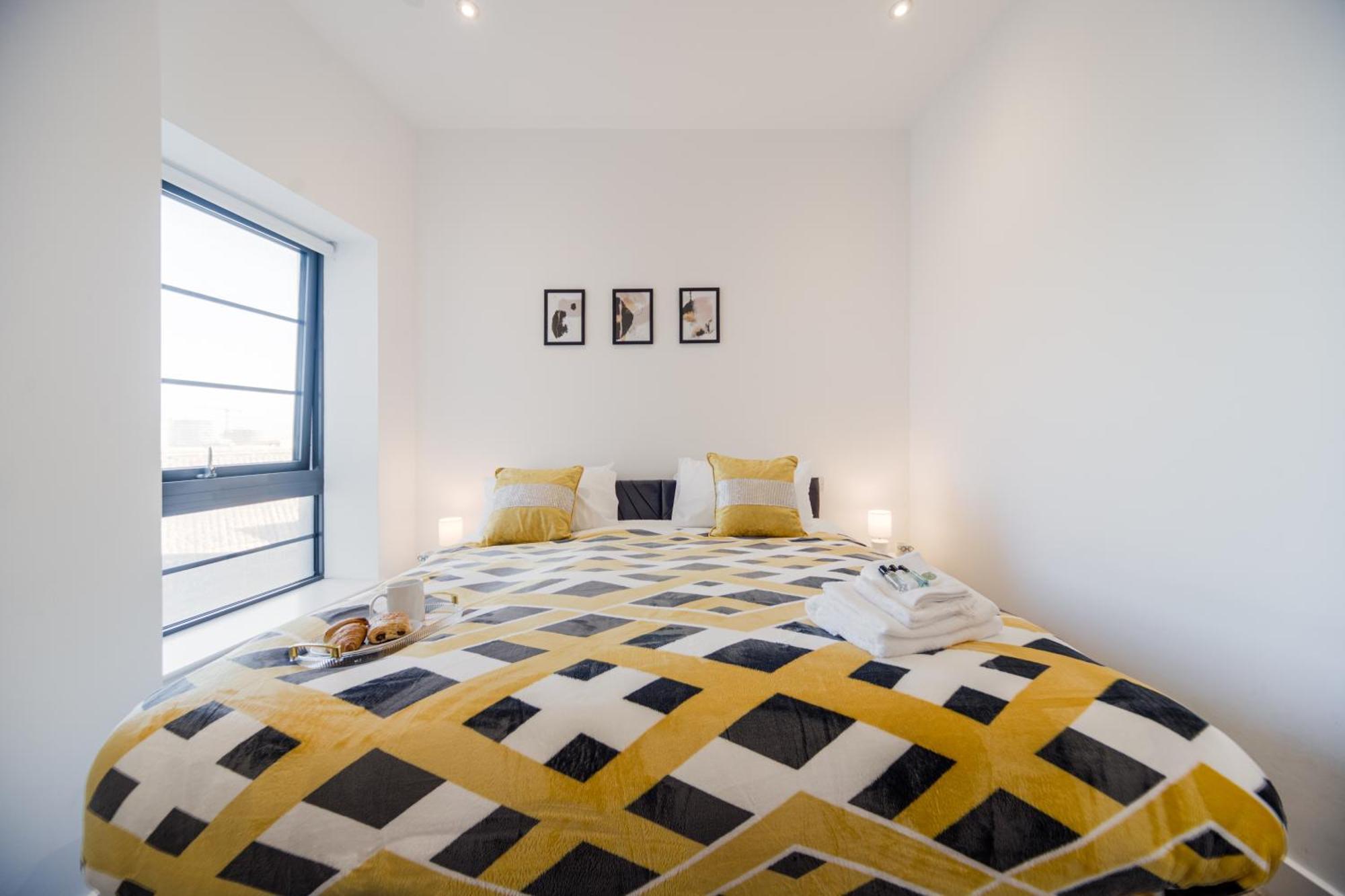 Apartment Long Term O2-canary Wharf-excel- Contractors-families-corporate People- Wifi 500mb-flex Checkin-shops-train Station London