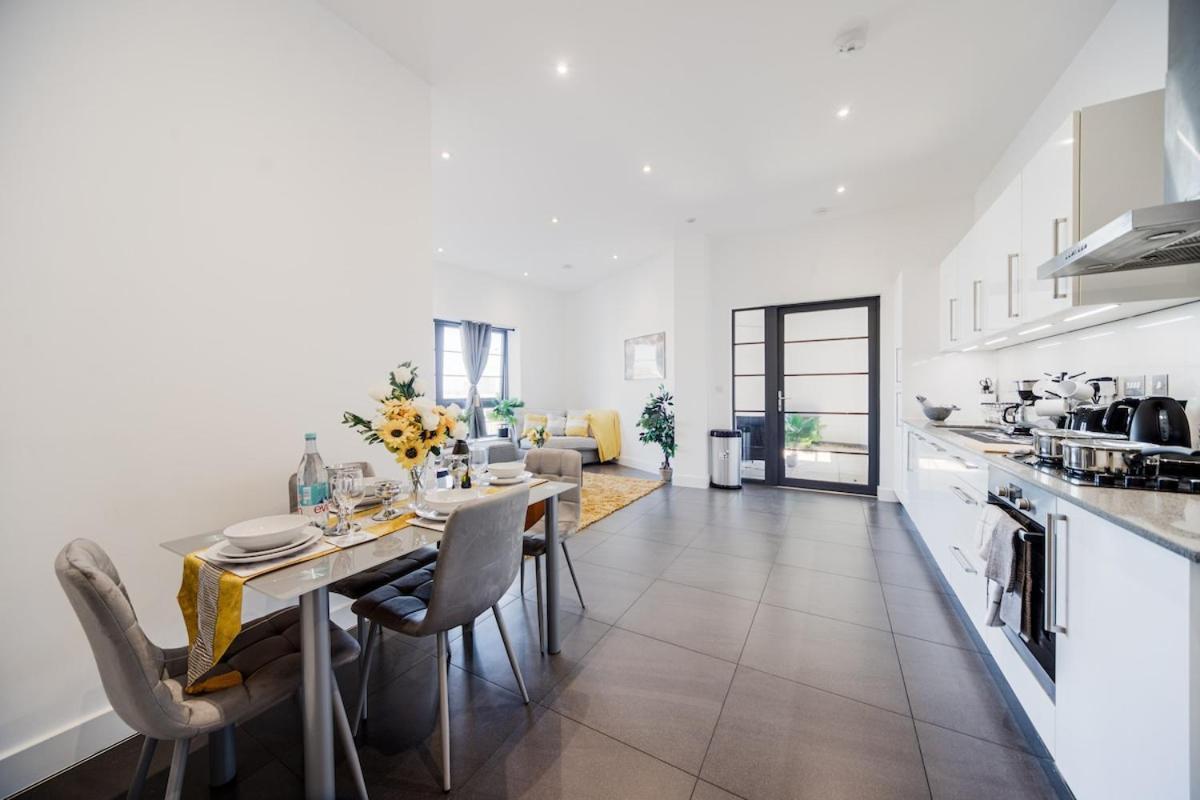 Apartment Long Term O2-canary Wharf-excel- Contractors-families-corporate People- Wifi 500mb-flex Checkin-shops-train Station *
