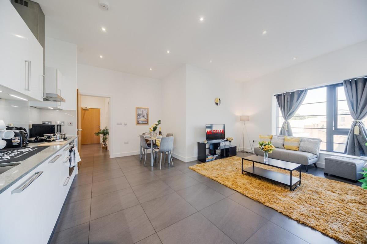 Apartment Long Term O2-canary Wharf-excel- Contractors-families-corporate People- Wifi 500mb-flex Checkin-shops-train Station *