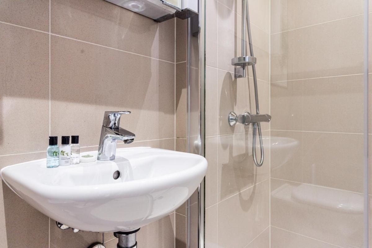 Long Term O2-canary Wharf-excel- Contractors-families-corporate People- Wifi 500mb-flex Checkin-shops-train Station Apartment *