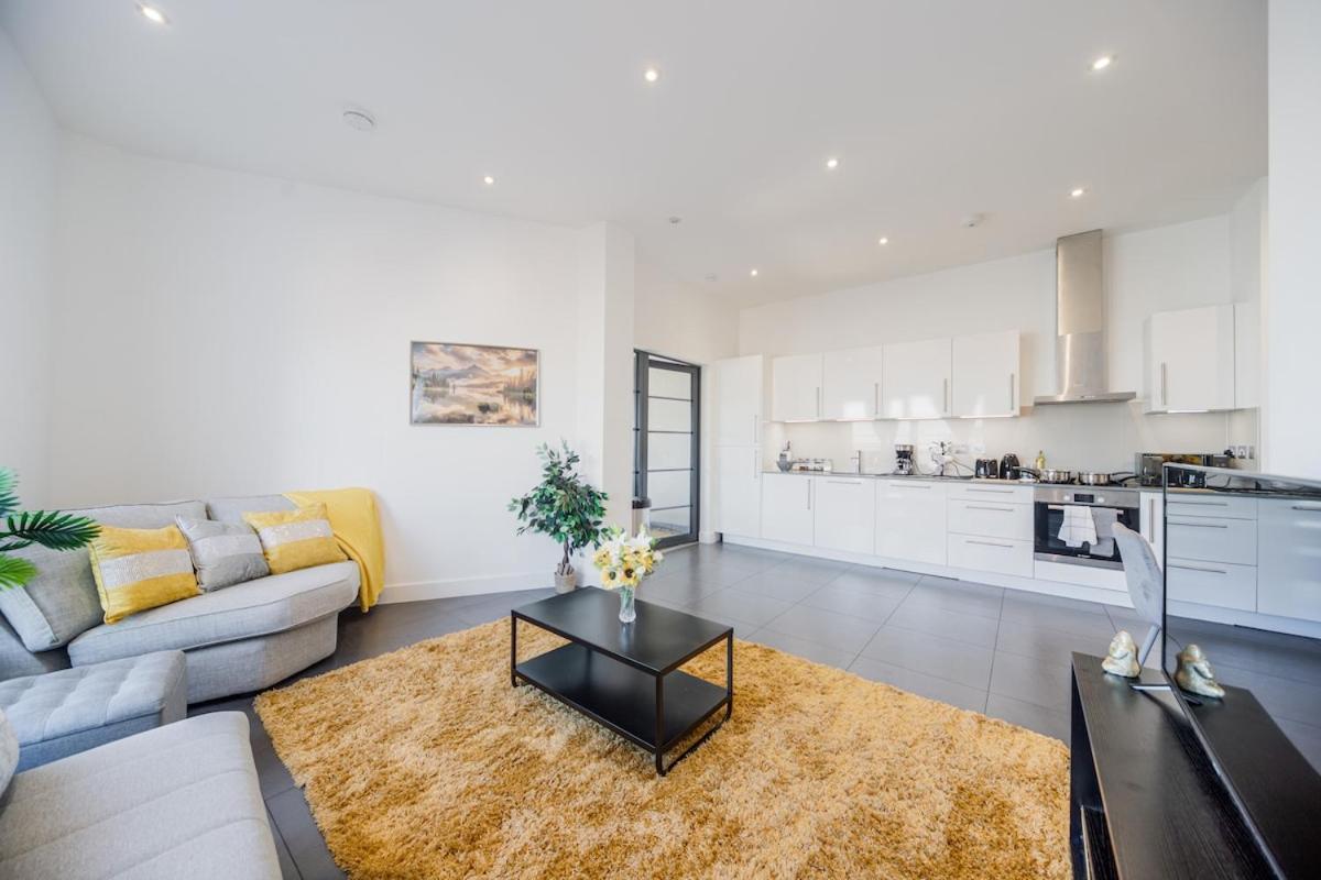 Apartment Long Term O2-canary Wharf-excel- Contractors-families-corporate People- Wifi 500mb-flex Checkin-shops-train Station